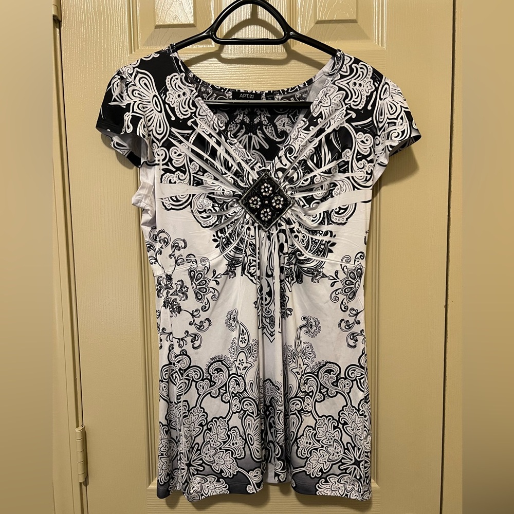 Apt. 9 V-neck Flutter Sleeve Top Embellishment Sz S Like New